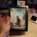 Dioramax - Cadre lumineux Assassin's Creed Odyssey | Déco Gamingroom | Tableau Assassin's Creed Odyssey | Affiche jeux vidéo | Idée cadeau gamer