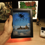 Dioramax - Cadre lumineux LED Myst | Déco Gaming-room | Tableau lumineux | Affiche jeux vidéo | Idée cadeau gamer | Retro-gaming