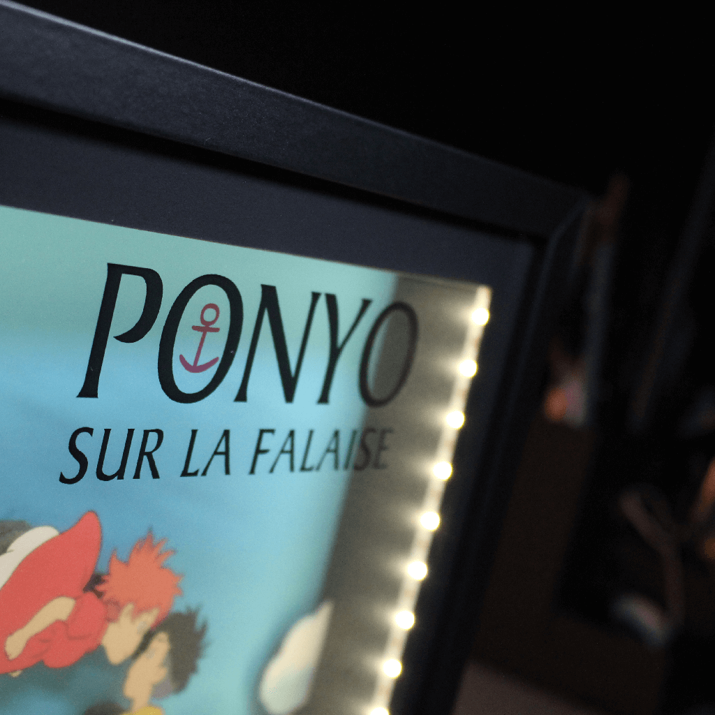 Dioramax - Cadre lumineux LED Ponyo | Déco Gaming-room | Tableau lumineux | Affiche jeux vidéo | Idée cadeau gamer | Retro-gaming