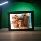 Dioramax - Cadre lumineux LED Shenmue | Déco Gaming-room | Tableau lumineux | Affiche jeux vidéo | Idée cadeau gamer | Retro-gaming