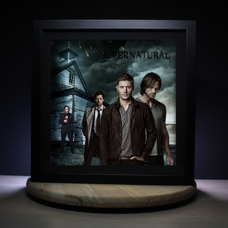 Dioramax - Cadre lumineux LED Supernatural| Déco Gaming-room | Tableau lumineux | Affiche jeux vidéo | Idée cadeau gamer | Retro-gaming